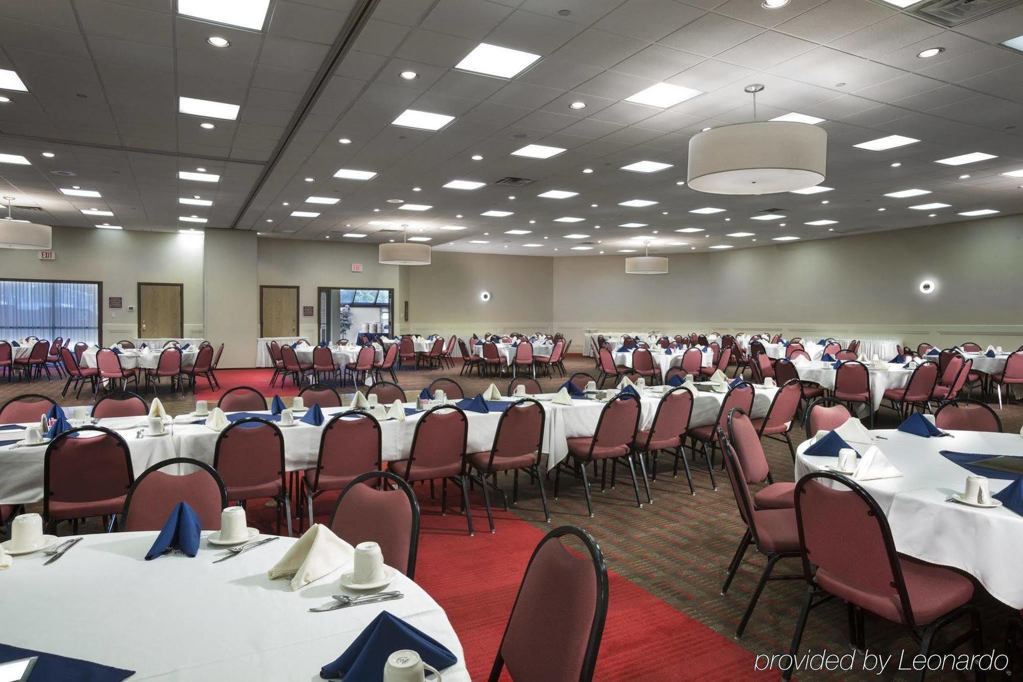 Doubletree By Hilton Manhattan, Ks Exterior foto